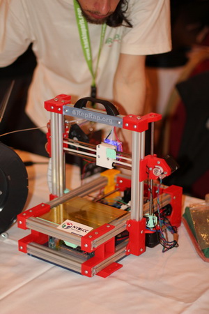 Interview de Emmanuel Gilloz à propos des imprimantes 3D pendant la nuit du hack 2012