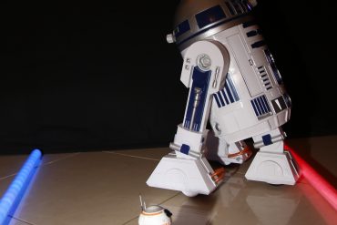 Droid Sphero BB-8 Star Wars vs R2-D2 astromech interactive droid