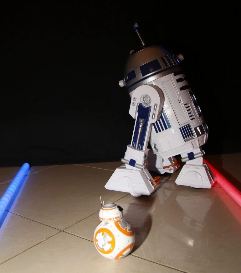Droid Sphero BB-8 Star Wars vs R2-D2 astromech interactive droid