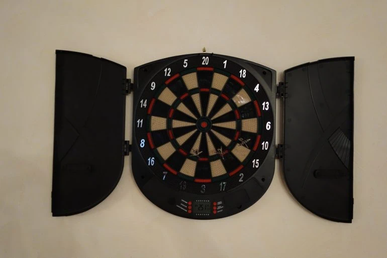 Avis sur le jeu de fléchettes électronique oneConcept Dartor