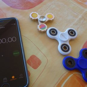 Comparatif et test de 2 hand spinner ABS et 1 en acier inoxydable