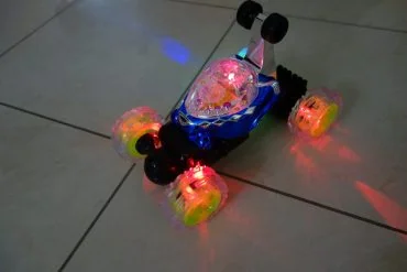 Test de 2 voitures télécommandées avec un effet roller dance