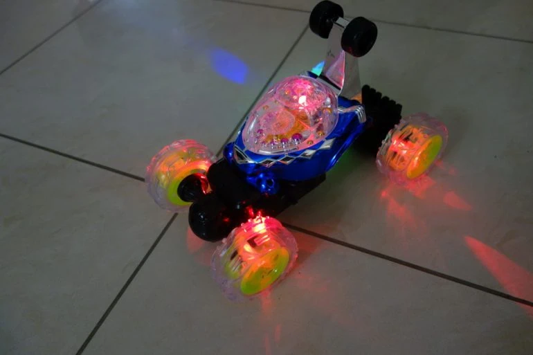 Test de 2 voitures télécommandées avec un effet roller dance