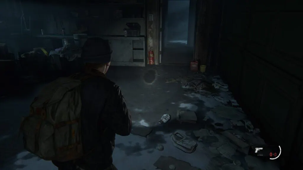 Ellie avec une lampe torche