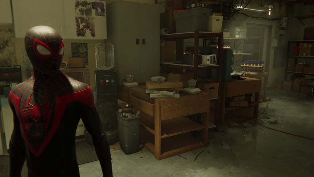 Spider-Man Miles Morales dans un bureau