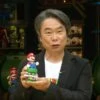 Shigeru Miyamoto avec figurine mario de super nintendo world
