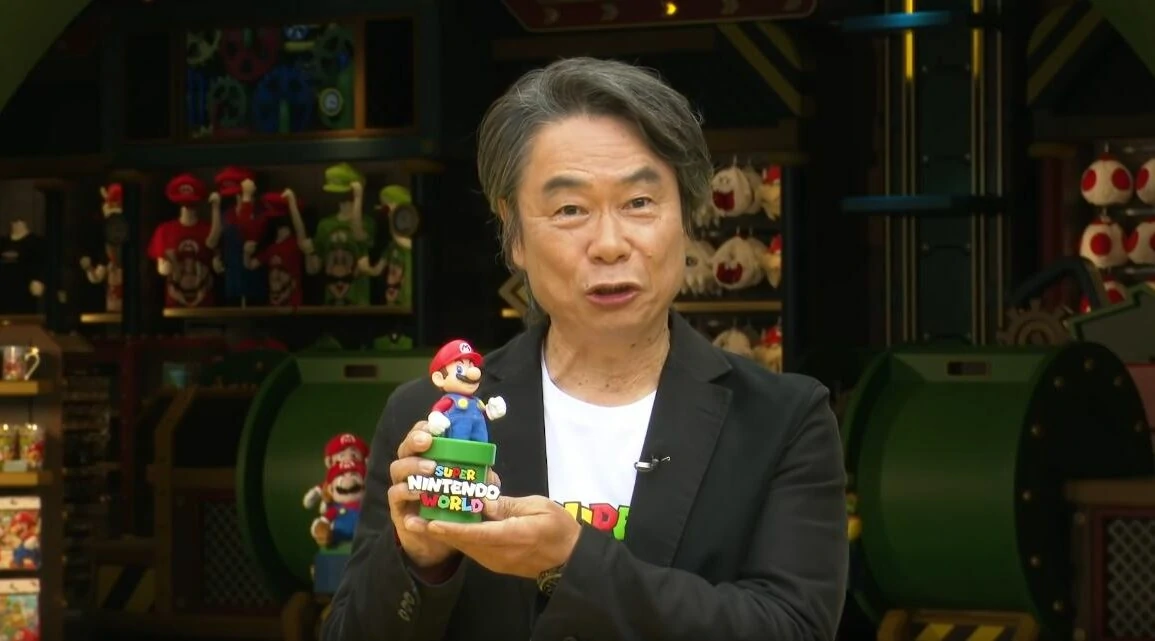 Shigeru Miyamoto avec figurine mario de super nintendo world