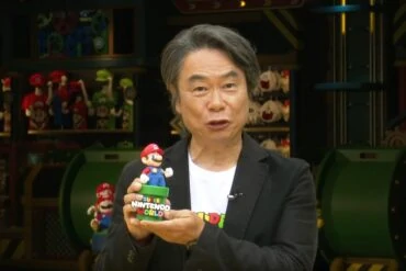 Shigeru Miyamoto avec figurine mario de super nintendo world