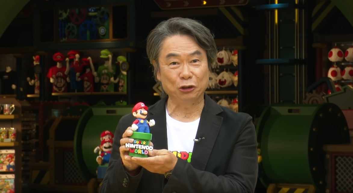 Shigeru Miyamoto avec figurine mario de super nintendo world