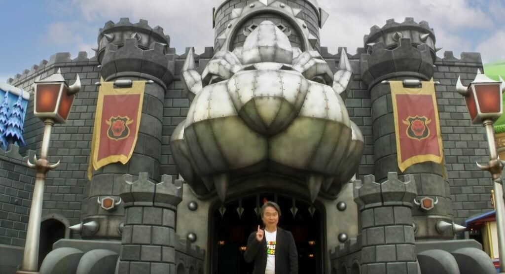 Shigeru Miyamoto devant le chateau de Super Nintendo World