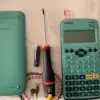 Matériel pour changer la pile d'une caculatrice Casio FX 92 collège