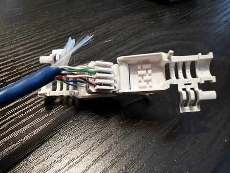 Insérer fil de couleur dans rj45