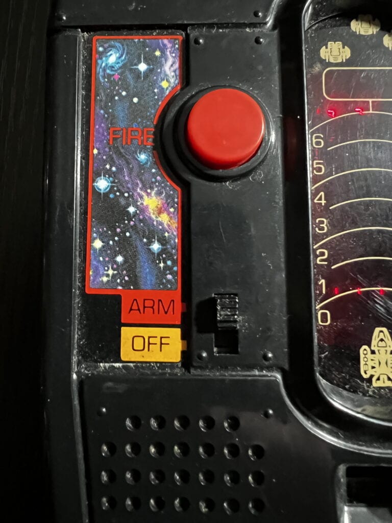 Le bouton pour tirer dans Battlestar Galactica Space Alert de Mattel Electronics