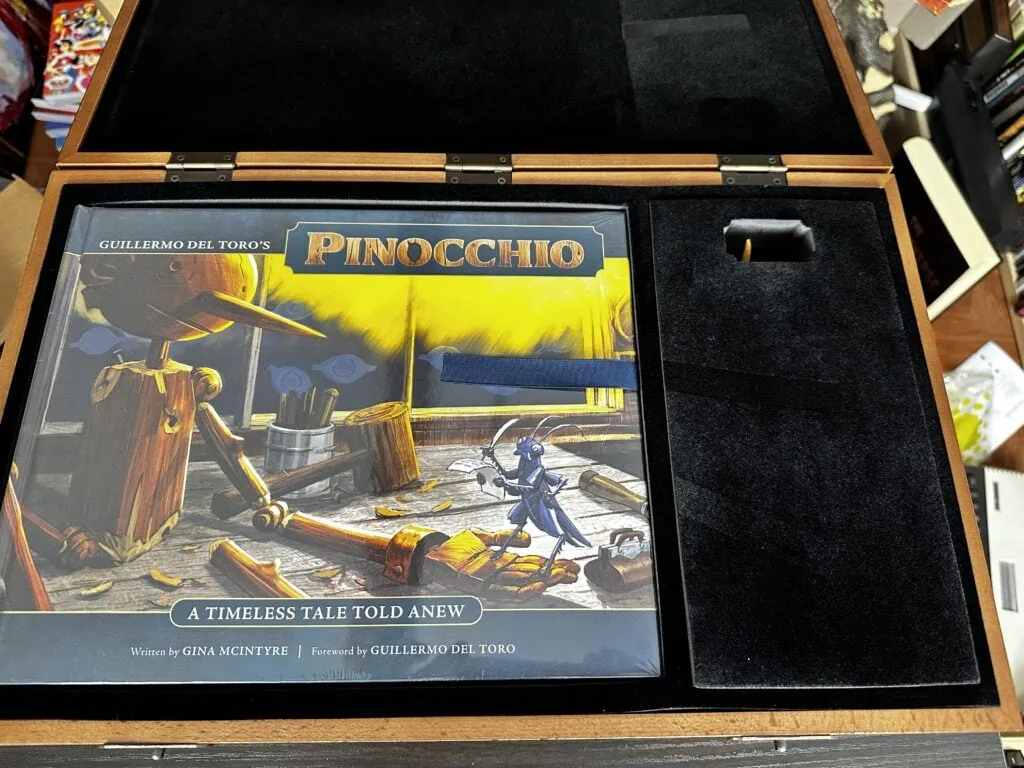 L'intérieur du coffret Guillermo del Toro's Pinocchio