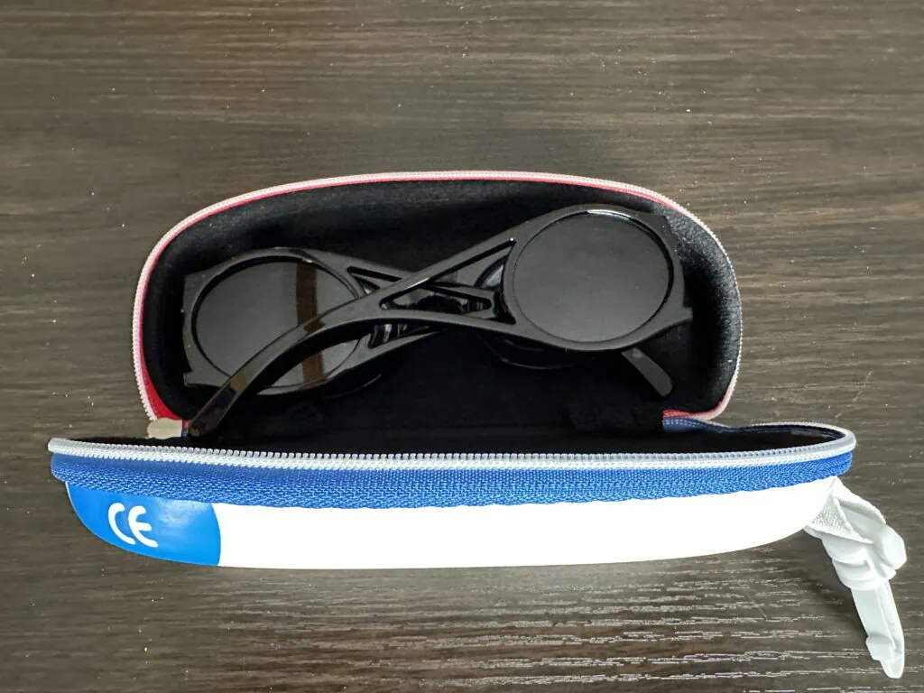 étui avec Boarding Glasses