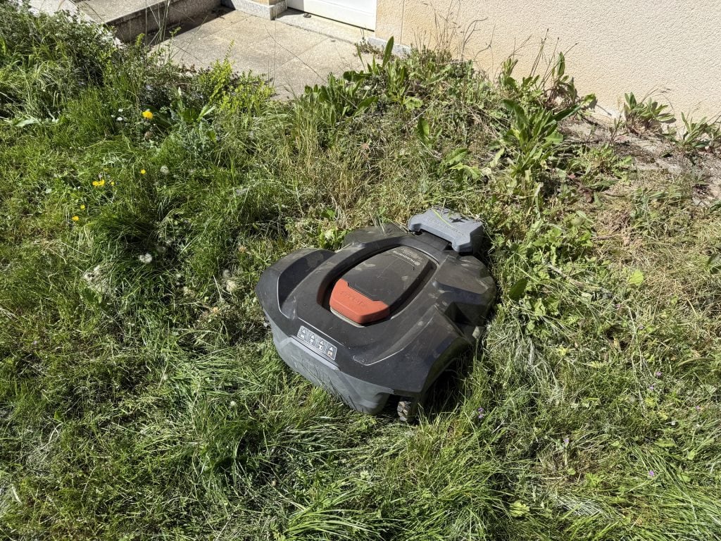 Robot tondeuse Husqvarna qui patine ? Changer les bandages (pneus) 4 Robot tondeuse Husqvarna qui patine ? Changer les bandages (pneus)