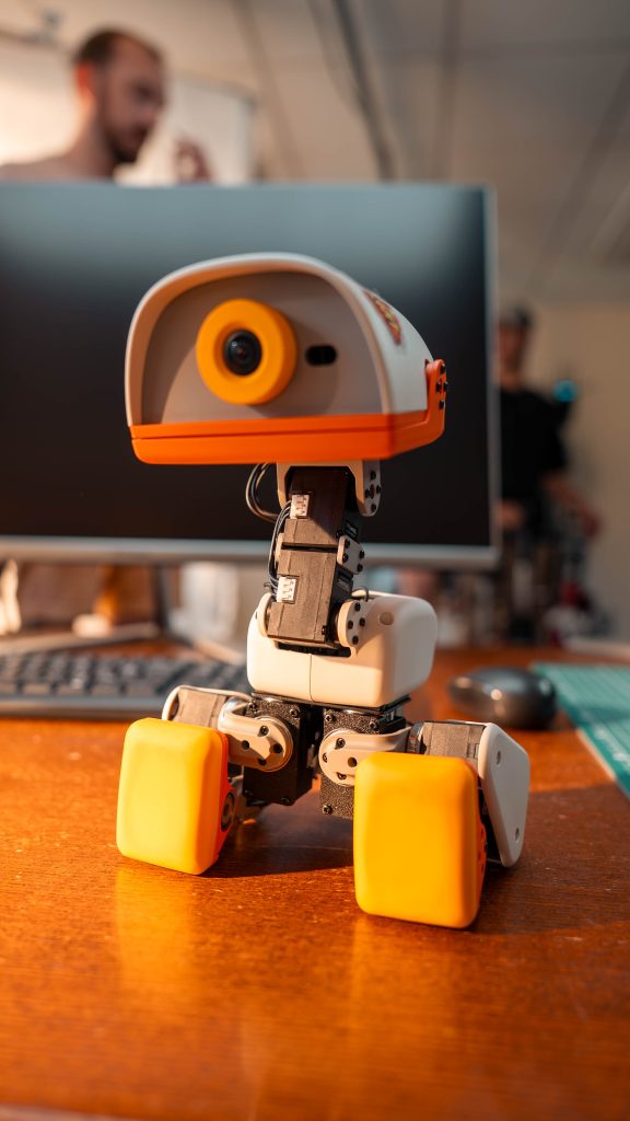 Microduck : le petit robot à 399 $ de Hugging Face qui apprend à marcher